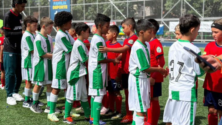 Imagen de niños con uniforme de Nacional y Medellín