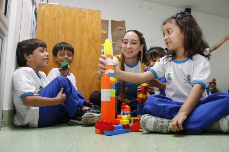 Imagen de niños de Buen Comienzo jugando con una docente
