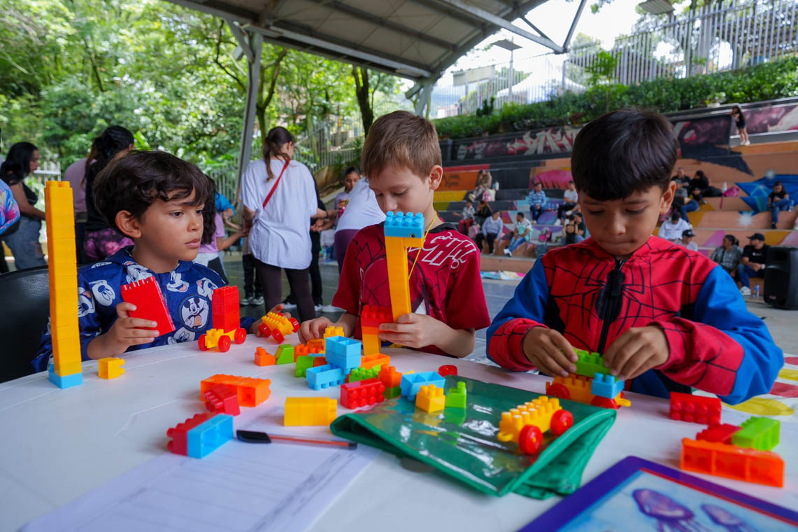Imagen de niños jugando con bloques de armado