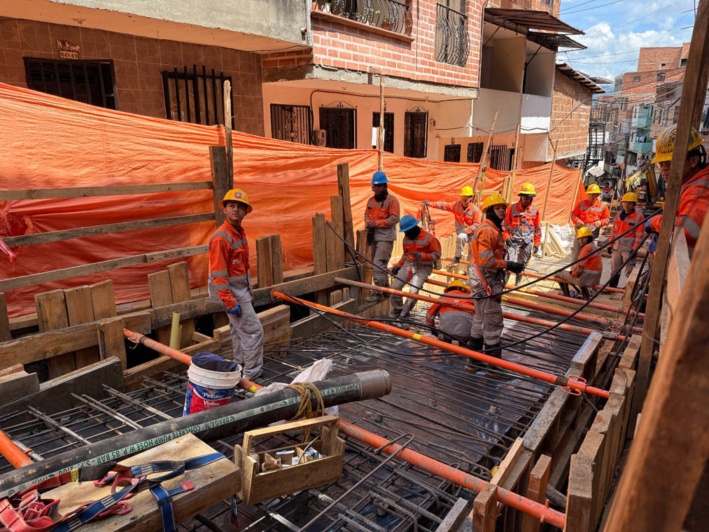 Imagen de obreros de una obra en una calle