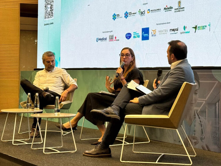 Imagen de panelistas en un evento