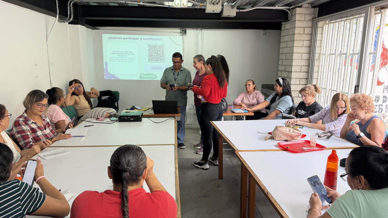 Imagen de participantes del programa de autonomía económica en capacitación