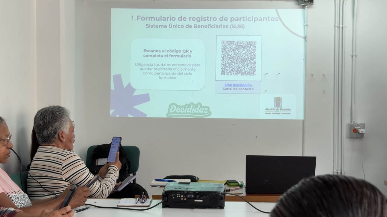 Imagen de participantes del programa de autonomía económica en una presentación
