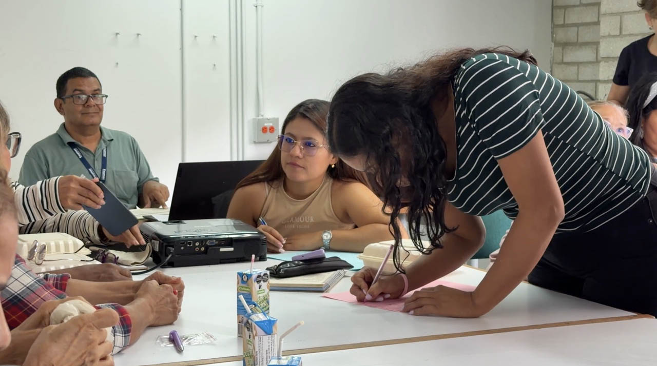 Imagen de participantes del programa de autonomía económica reunidos