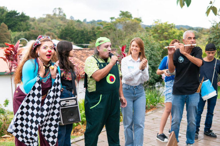 Imagen de personajes haciendo una sensibilización con la comunidad