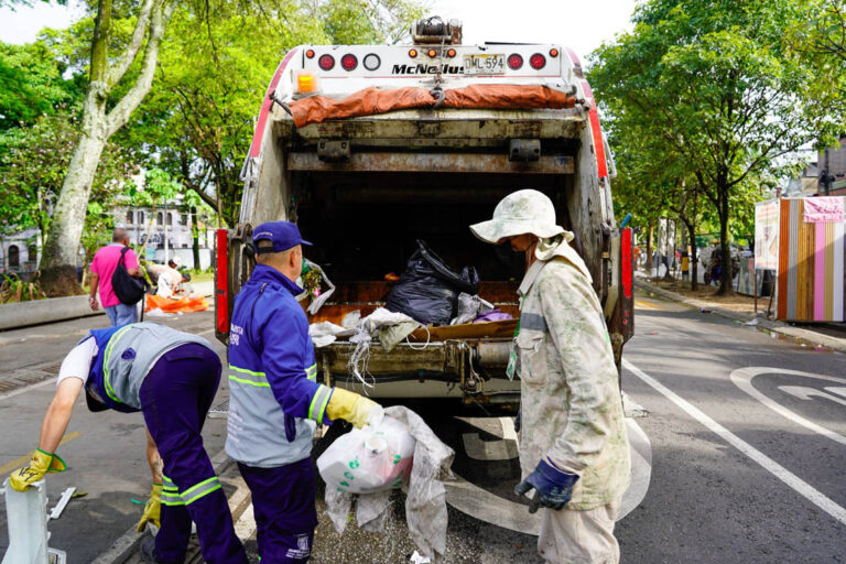 Imagen de personal de Emvarias haciendo recolección de basura