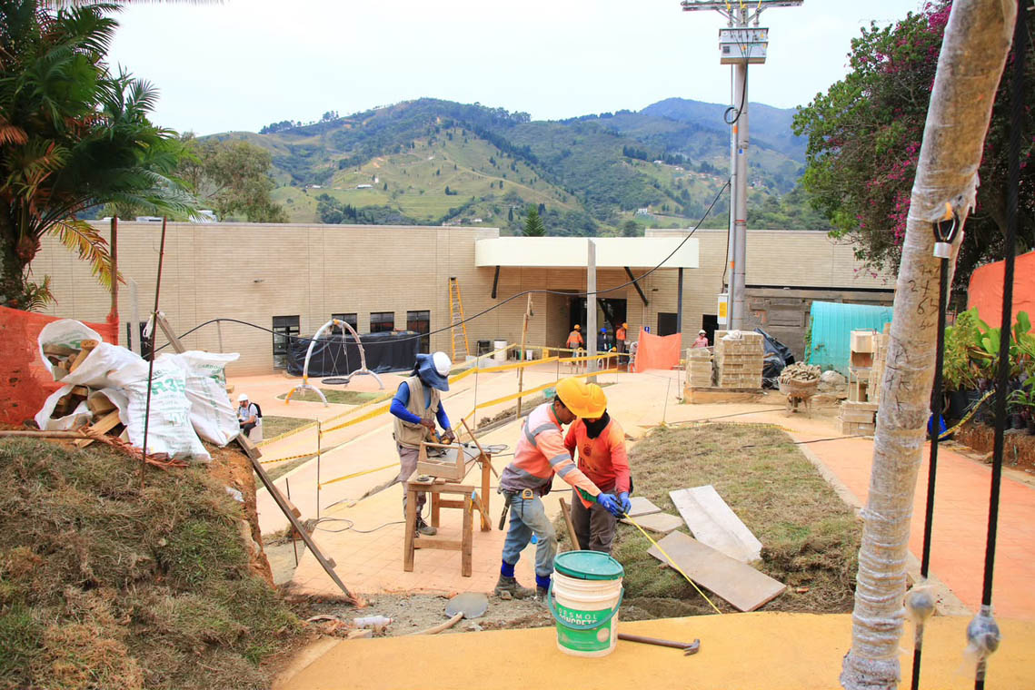 Imagen de personal en construcción del Buen Comienzo San Cristóbal