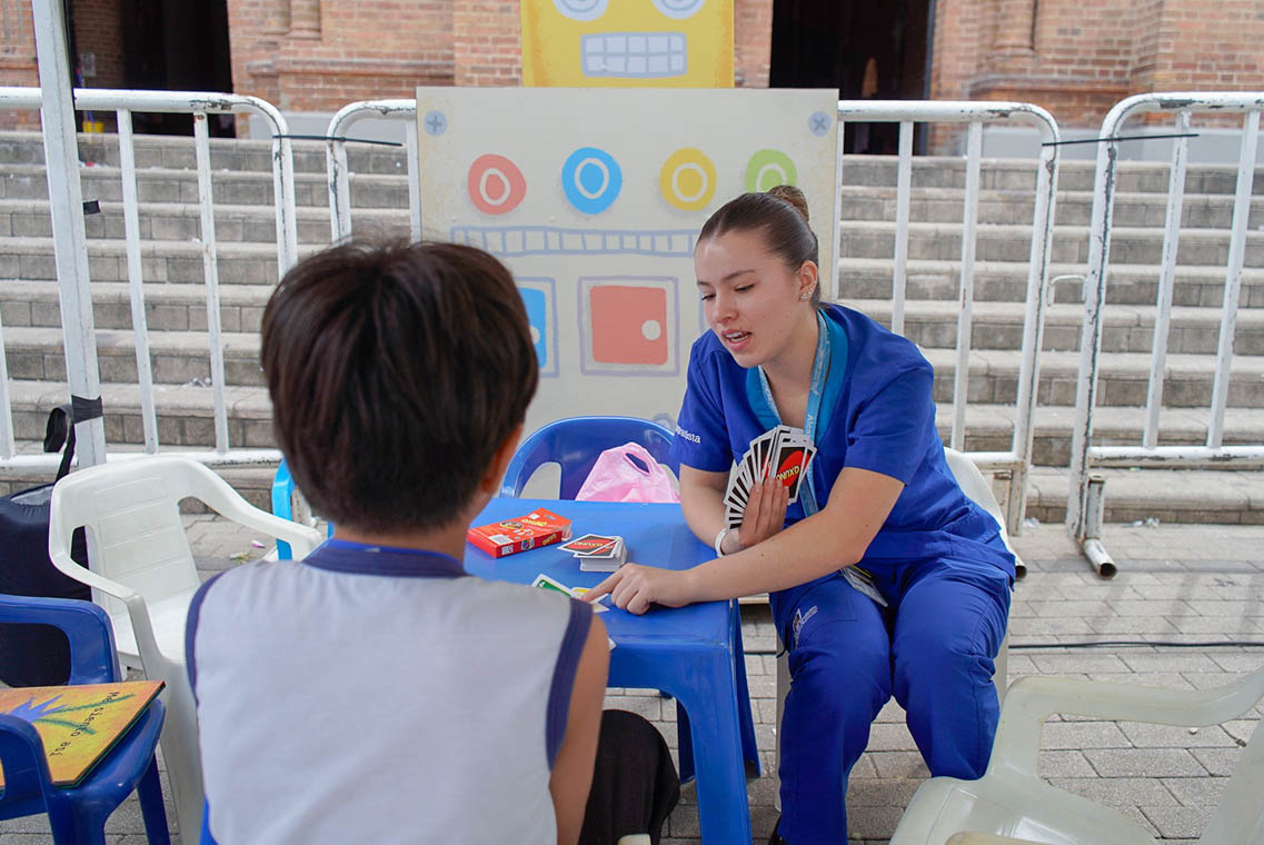 Imagen de personal médico jugando juego de mesa con un niño