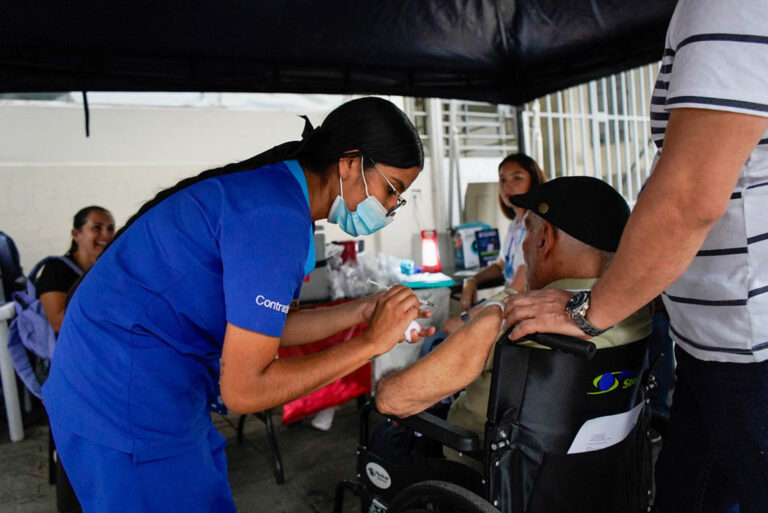 Imagen de personal médico vacunando a ciudadano