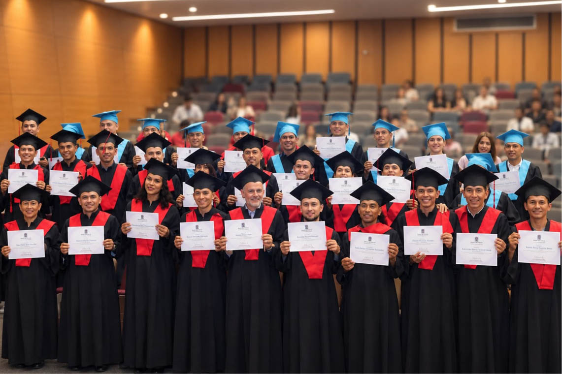 Imagen de personas que se están graduando
