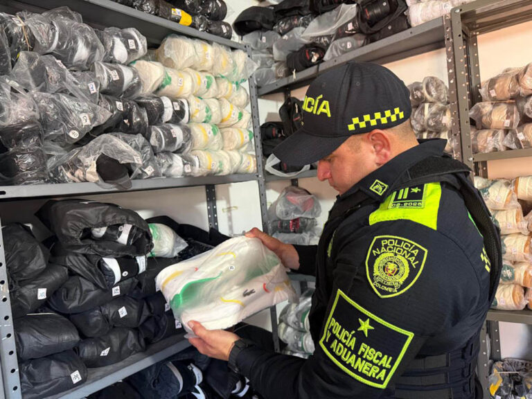 Imagen de policía revisando mercancía