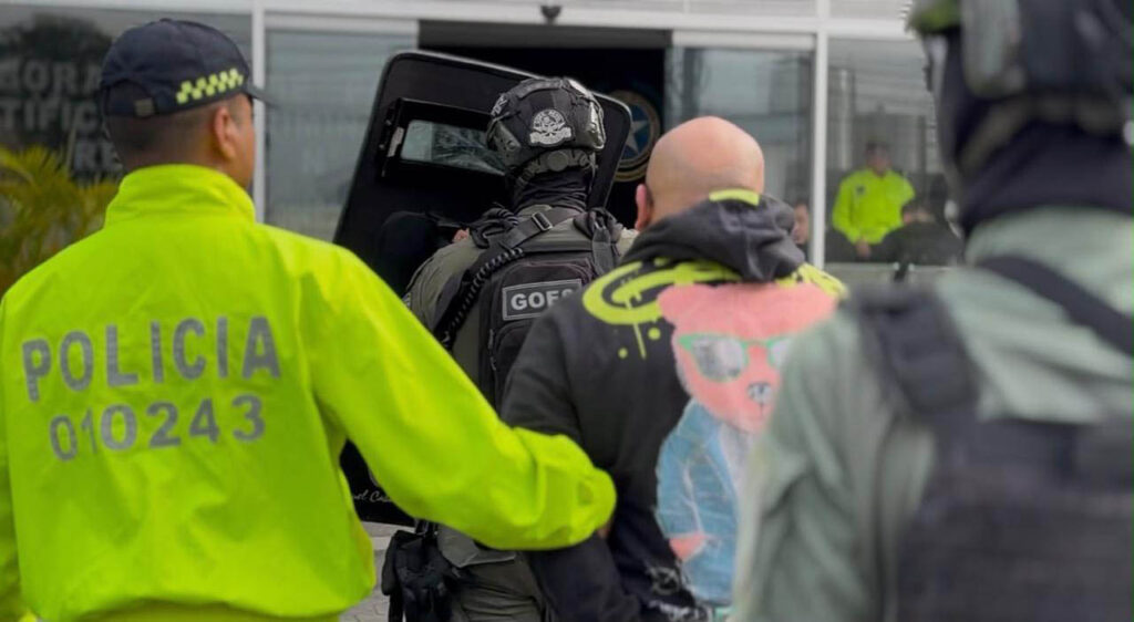 Imagen de policías acompañando a detenido