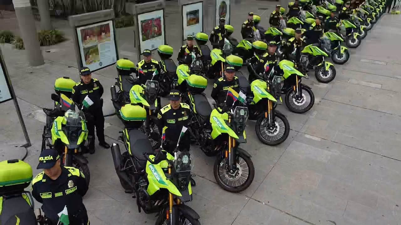 Imagen de policías formados con sus motos