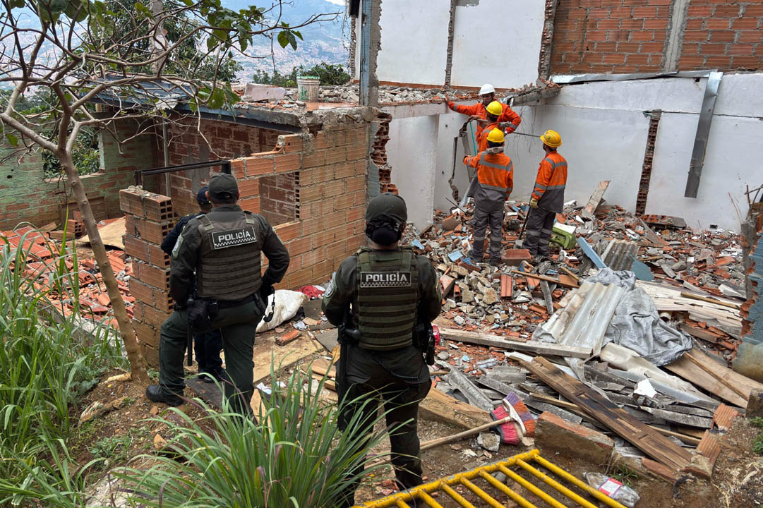 Imagen de policías y funcionarios en una demolición