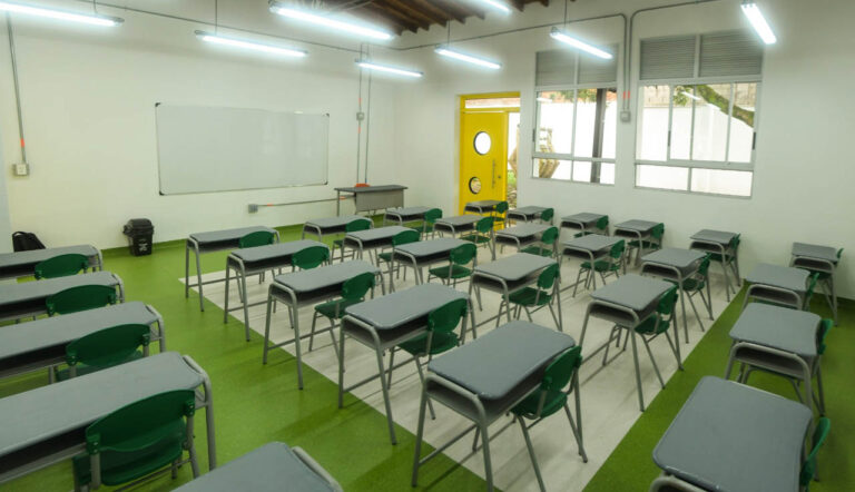 Imagen de salón de clase dotado con nueva silletería