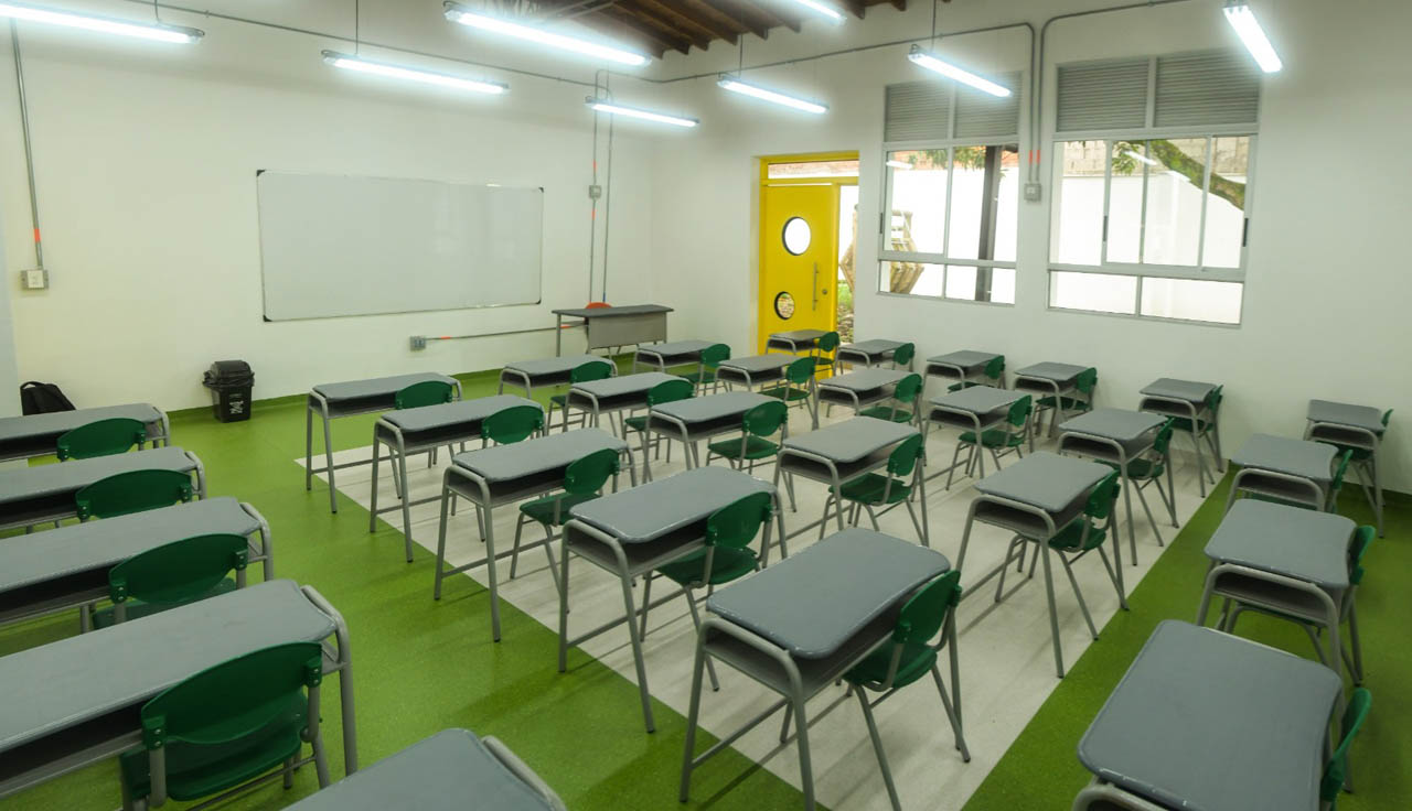 Imagen de salón de clase dotado con nueva silletería