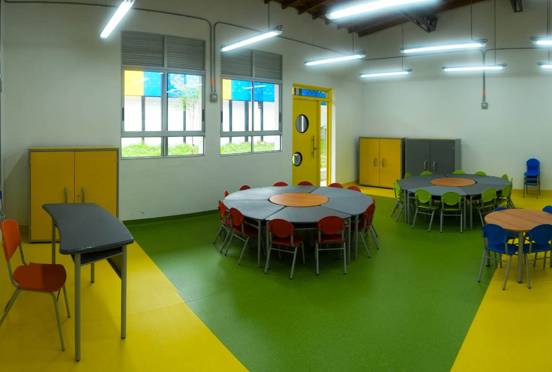 Imagen de salón de clase dotado con silletería