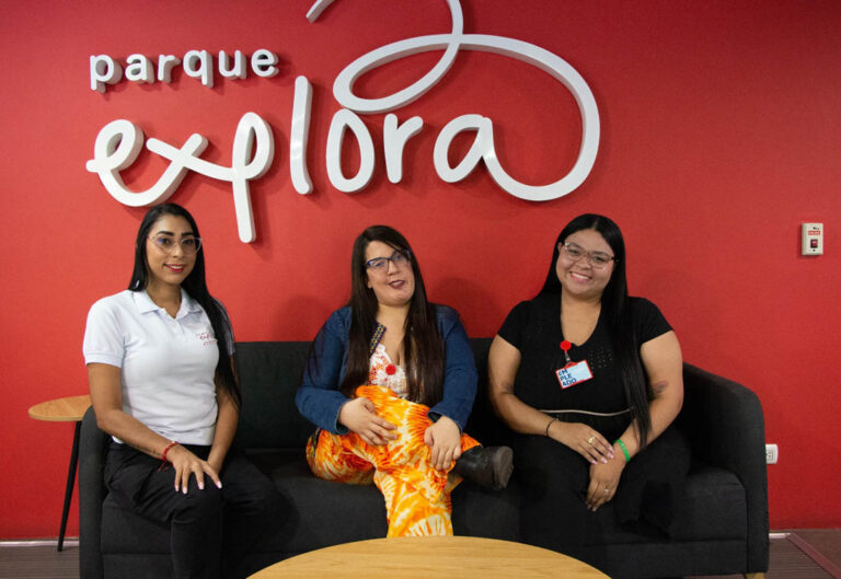 Imagen de tres mujeres en oficina del Parque Explora