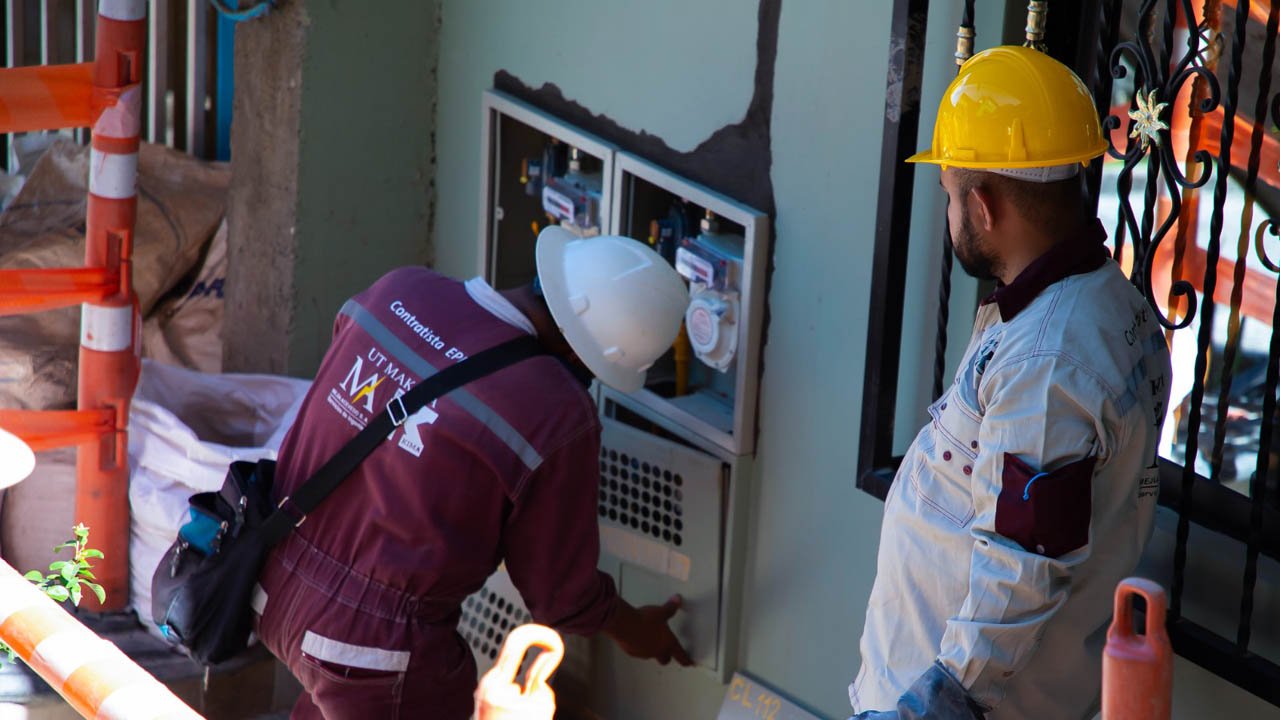 Imagen de un EPM instalando el servicios de gas en una casa