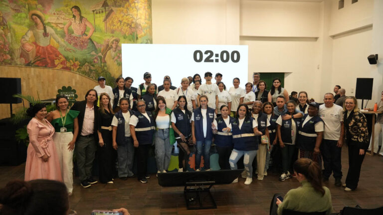 Imagen de un evento con grupo de recicladores