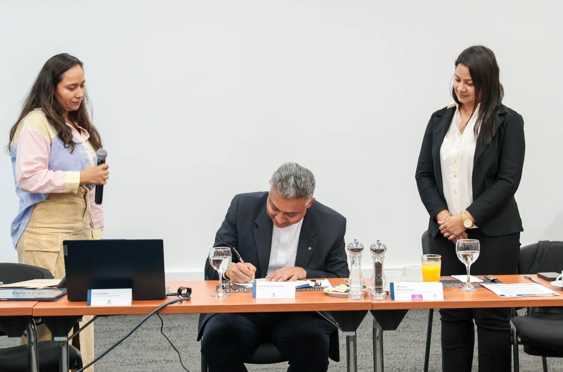 Imagen de un funcionario firmando un documento
