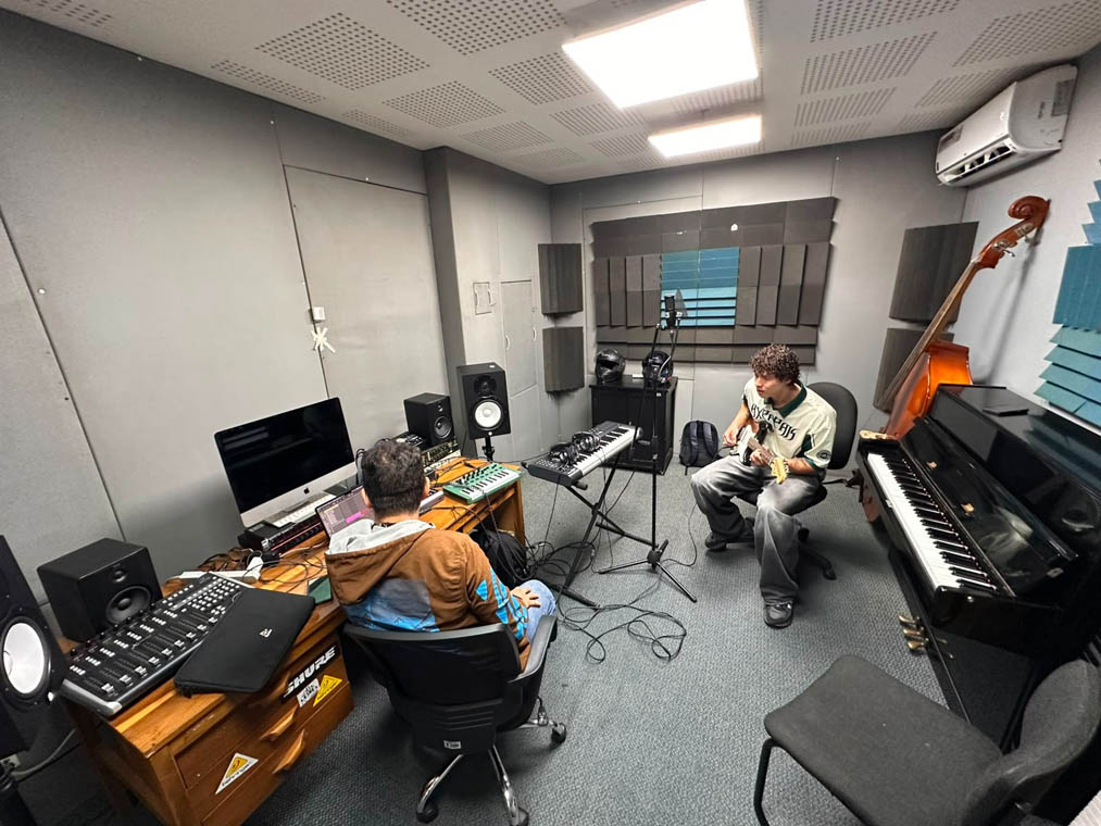 Imagen de un joven tocando en un estudio