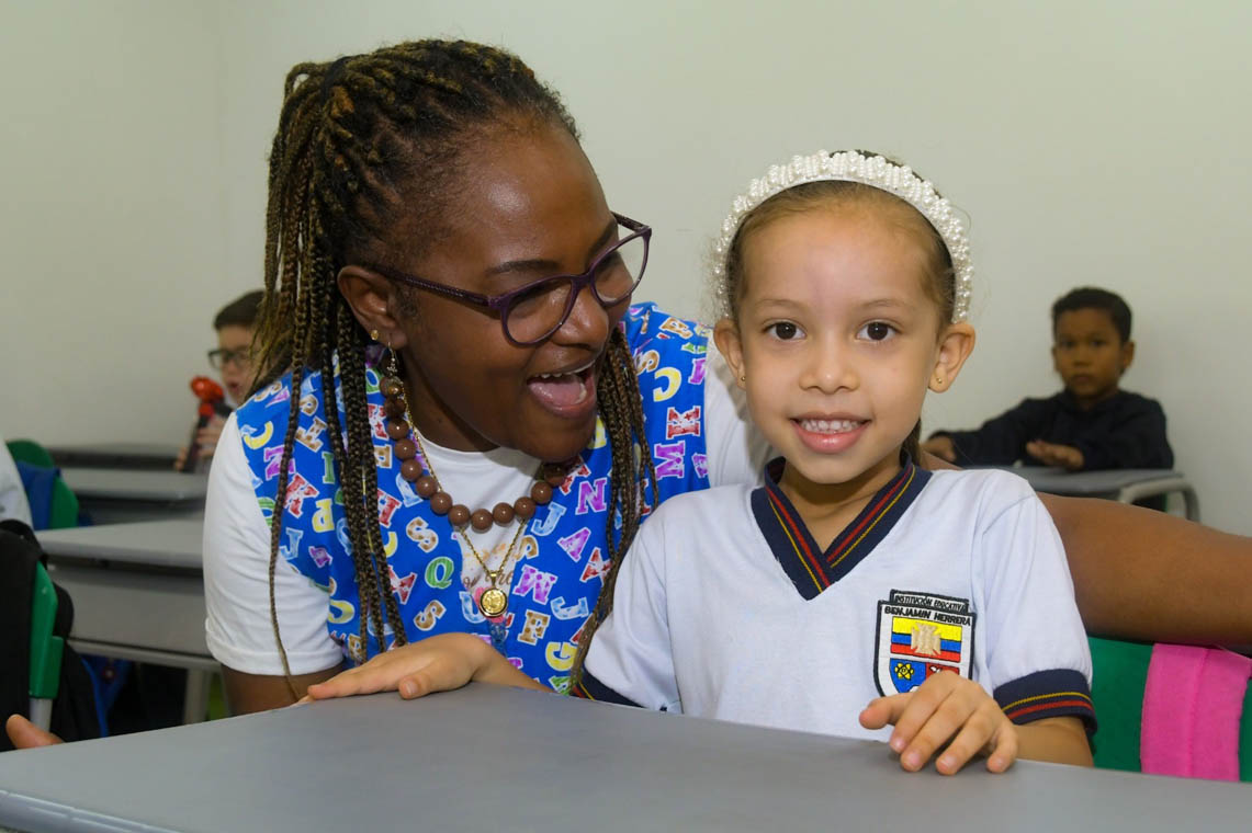 Imagen de una docente con una pequeña alumna