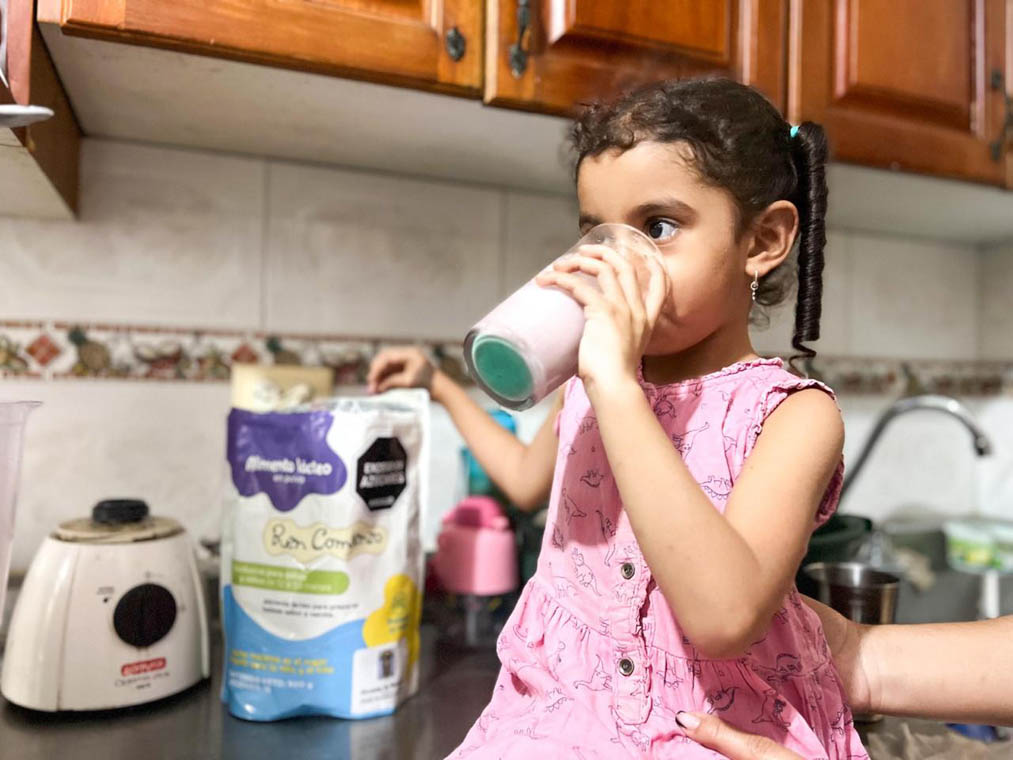 Imagen de una niña tomando una bebida