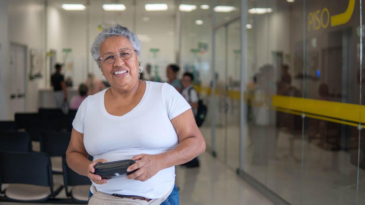 Imagen de una señora recibiendo sus gafas entregadas por el Distrito