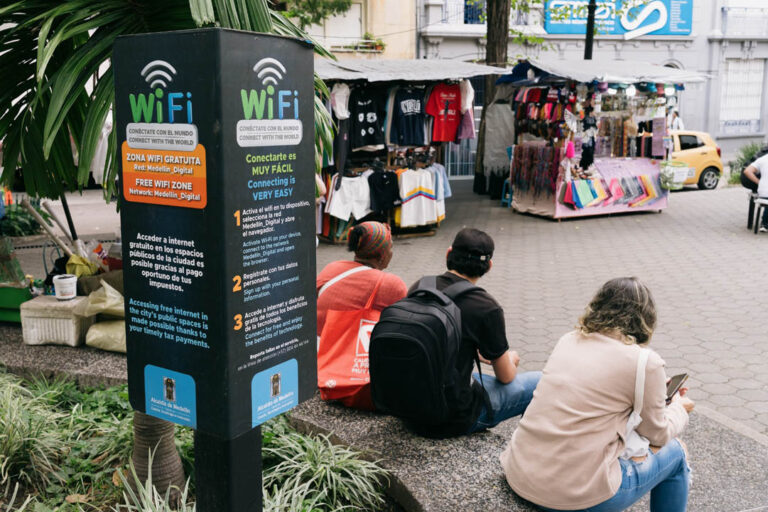 Imagen de usuarios en punto de conexión wifi del Distrito
