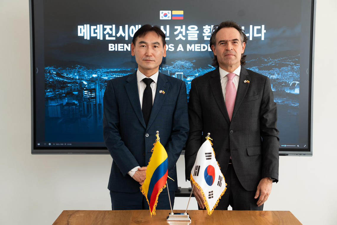 Imagen del alcalde, Federico Gutiérrez con funcionario de la delegación de Corea del Sur