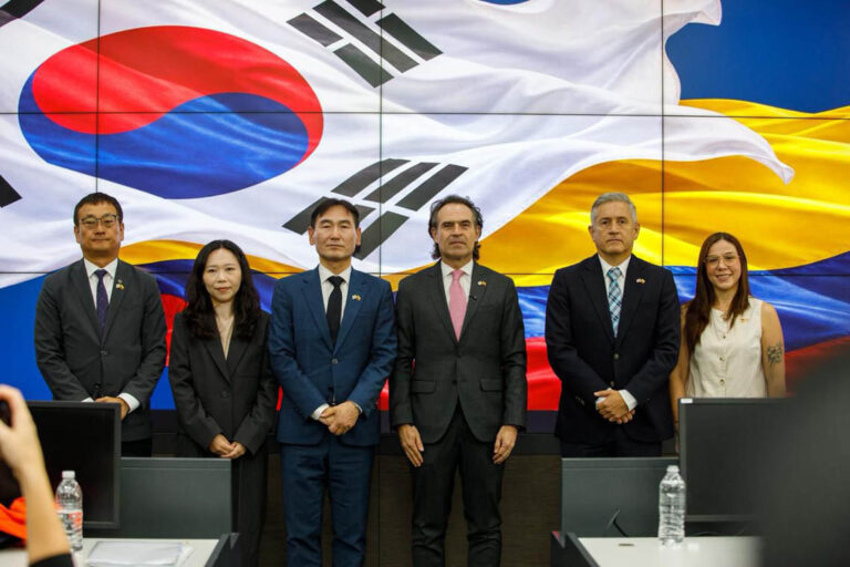 Imagen del alcalde, Federico Gutiérrez con funcionarios y delegación de Corea del Sur