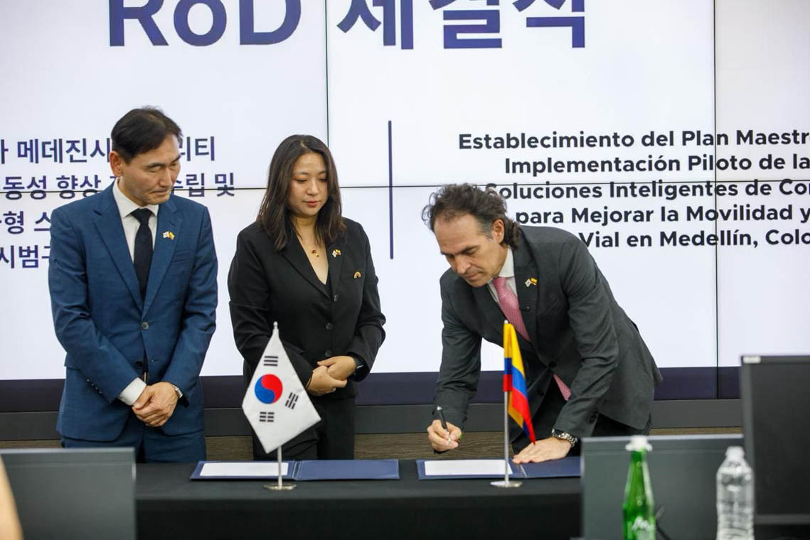 Imagen del alcalde, Federico Gutiérrez firmando acuerdo de cooperación con delegación de Corea