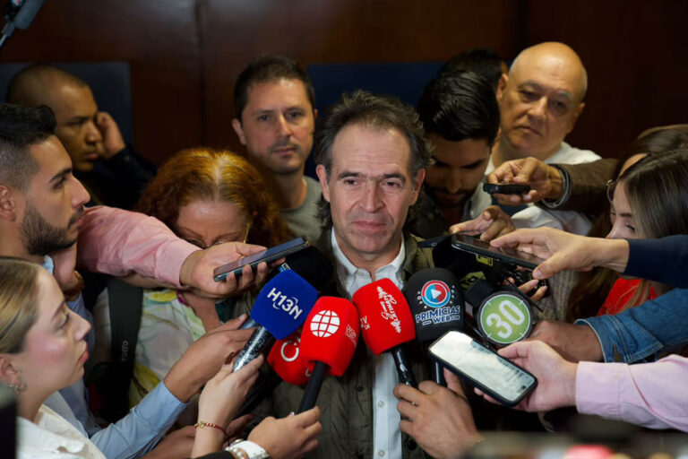 Imagen del alcalde de Medellín, Federico Gutiérrez atendiendo a medios de comunicación