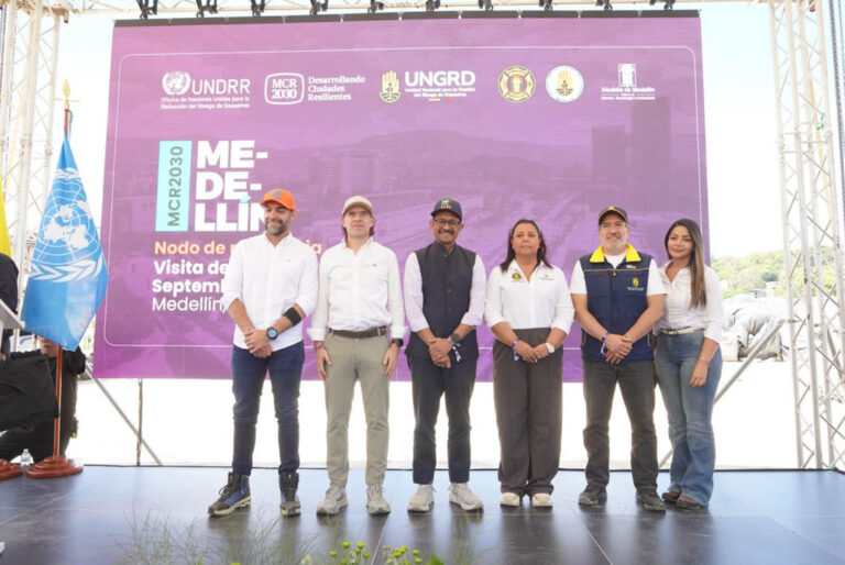 Imagen del alcalde de Medellín, Federico Gutiérrez, con funcionarios en evento