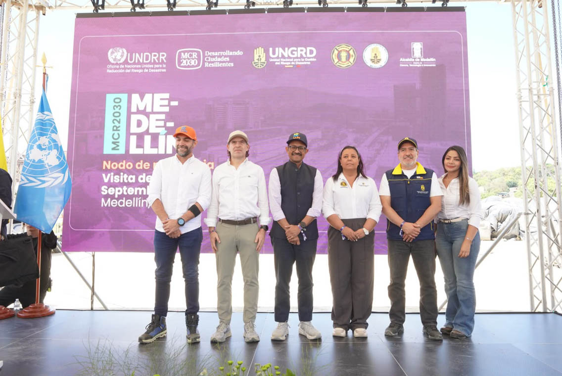 Imagen del alcalde de Medellín, Federico Gutiérrez, con funcionarios en evento