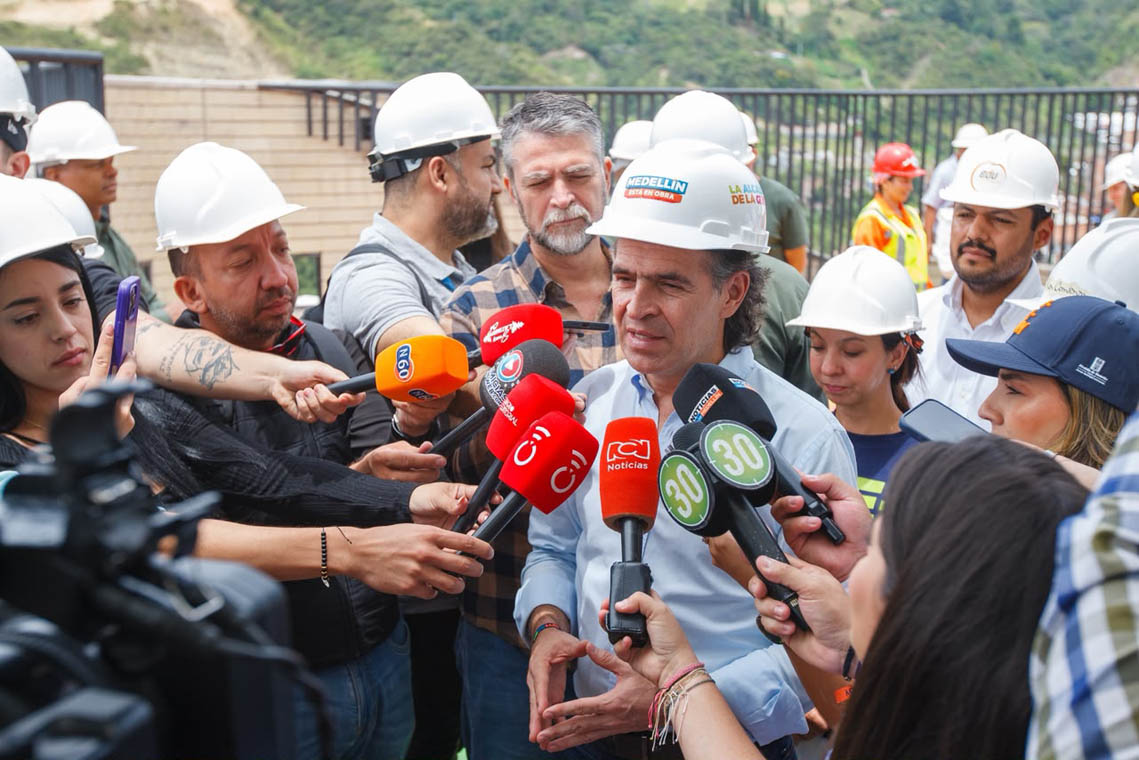 Imagen del alcalde de Medellín, Federico Gutiérrez con medios de comunicación en Buen Comienzo San Cristóbal