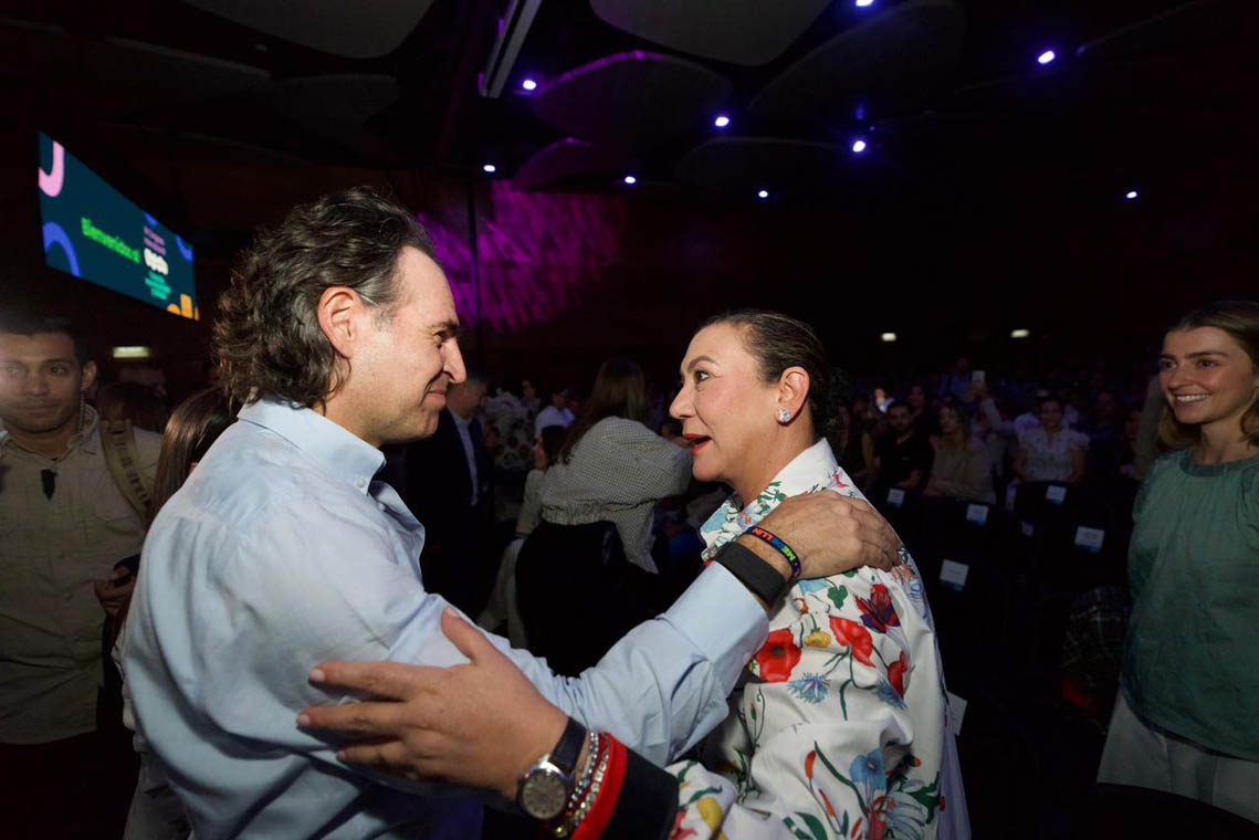 Imagen del alcalde de Medellín, Federico Gutiérrez, saludando a una mujer