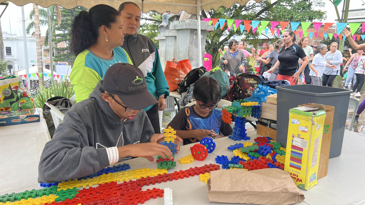 Imagen del personal del Inder con juegos de mesa para la comunidad