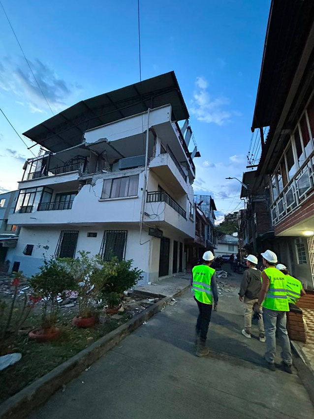 Imagen ingenieros terremoto Colombia (15)