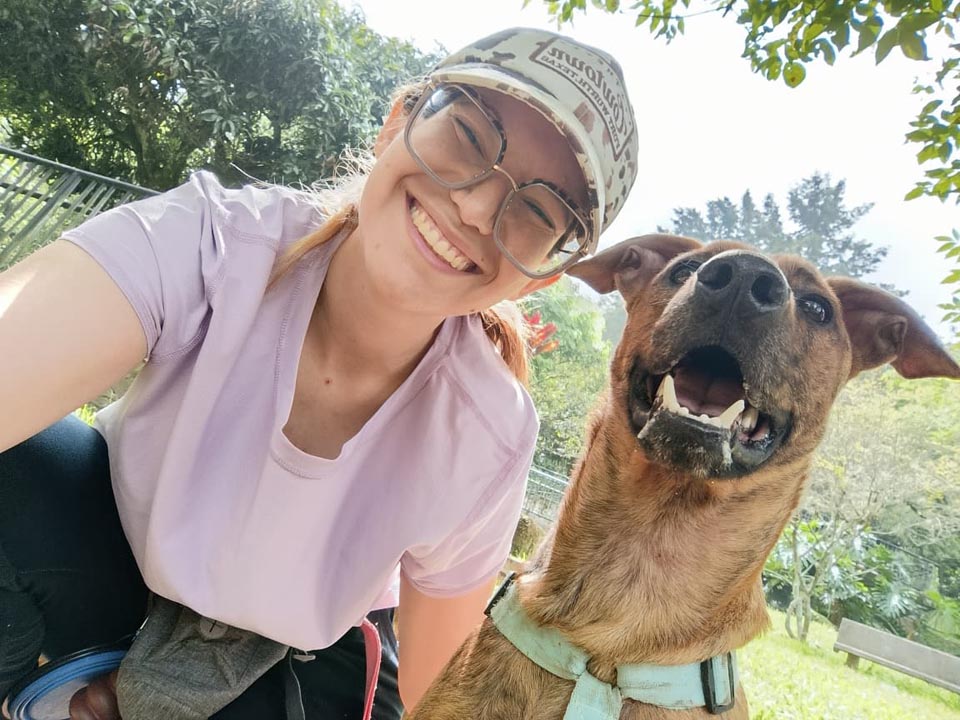 Ana María con su perro Imagen los sacrificios de su hogar en un título académico foto 2