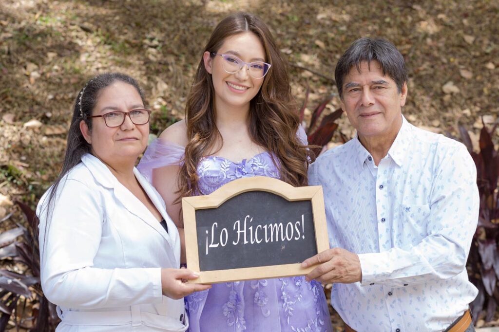 Ana María con sus padres Imagen los sacrificios de su hogar en un título académico foto 4
