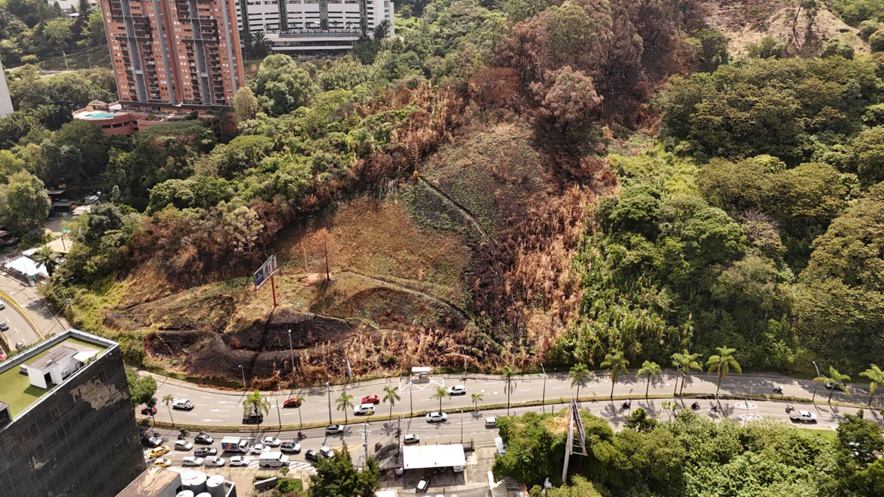 Imagen panorámica de incendio forestal