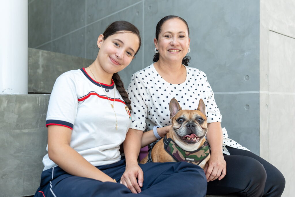 Rosy, su hija y su perro