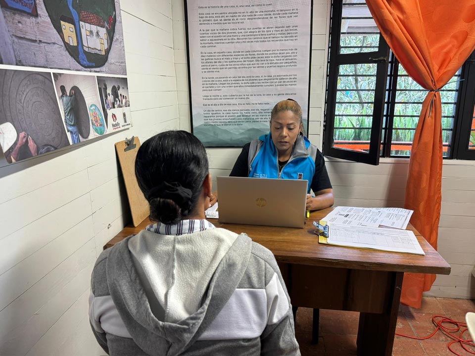 Persoa siendo atendida por funcionaria imagen una segunda oportunidad en Medellín Apoyo 5