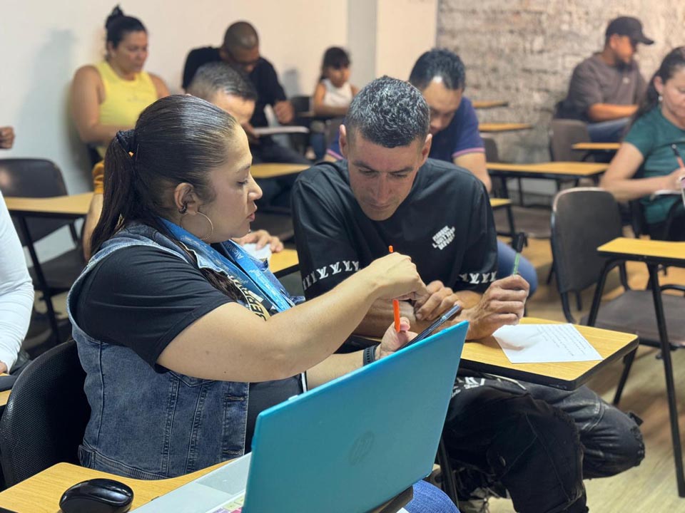 Personas hablando en aula imagen una segunda oportunidad en Medellín Apoyo 6