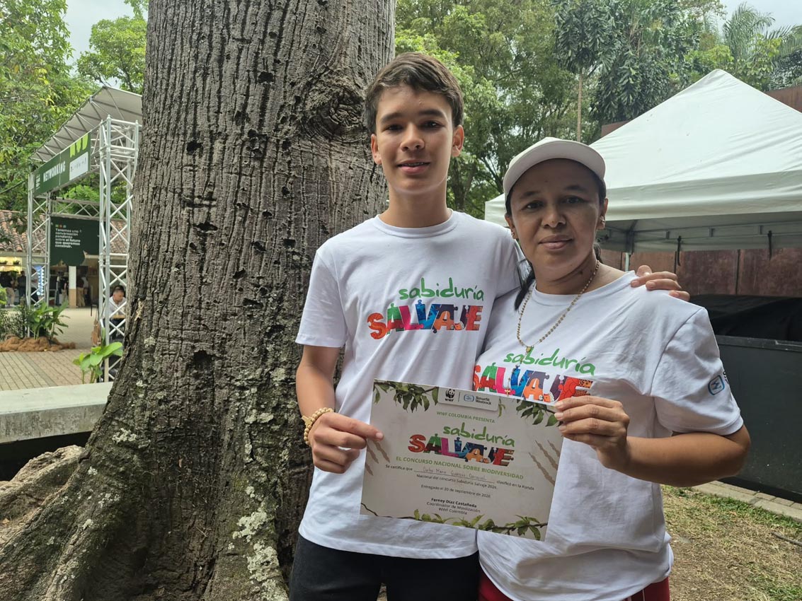 Carlos Mario Guerrero, ganador del segundo puesto del concurso Sabiduría Salvaje 2026, y su madre, Daniris Carrascal. Carlos Mario Guerrero, ganador del segundo puesto del concurso Sabiduría Salvaje 2026, y su madre, Daniris Carrascal.