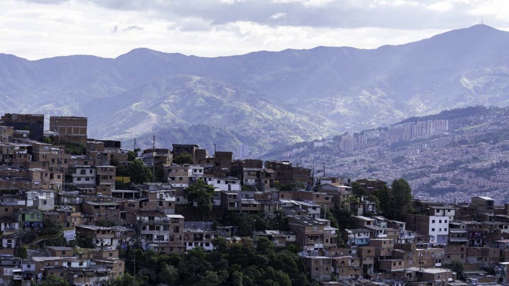 Panorámica barrio de Medellín Cada barrio de Medellín necesita una forma distinta de transformarse