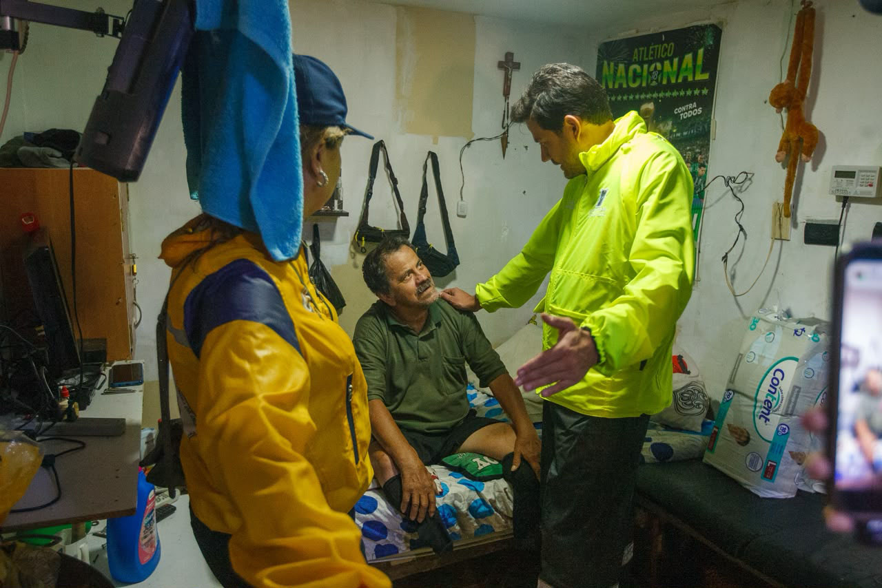 Alcaldía de Medellín entregó ayudas en los sitios afectados por las lluvias Imagen Alcaldía de Medellín entregó ayudas en los sitios afectados por las lluvias (3)