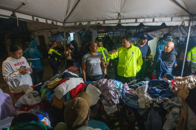 Imagen Alcaldía de Medellín entregó ayudas en los sitios afectados por las lluvias (4)
